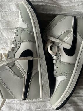 Women’s Air Jordan 1 Mid  (Color: Grey fog)